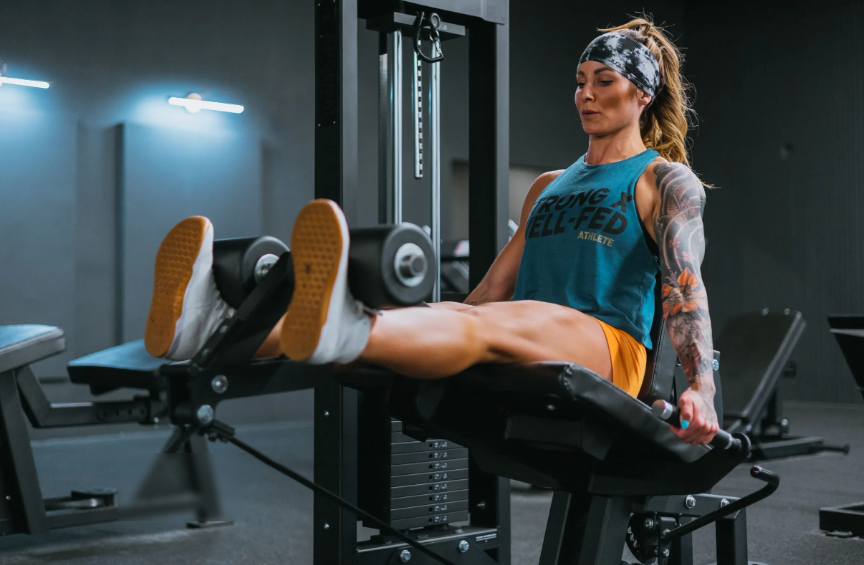 একটি লেগ কার্ল এবং এক্সটেনশন মেশিন দিয়ে প্রশিক্ষণ কীভাবে করবেন?